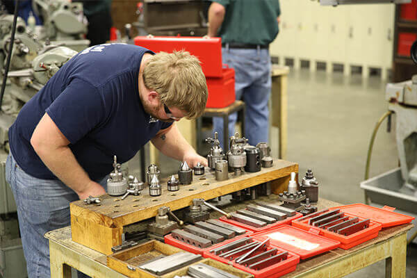 Why You Should Consider Becoming a Machinist 